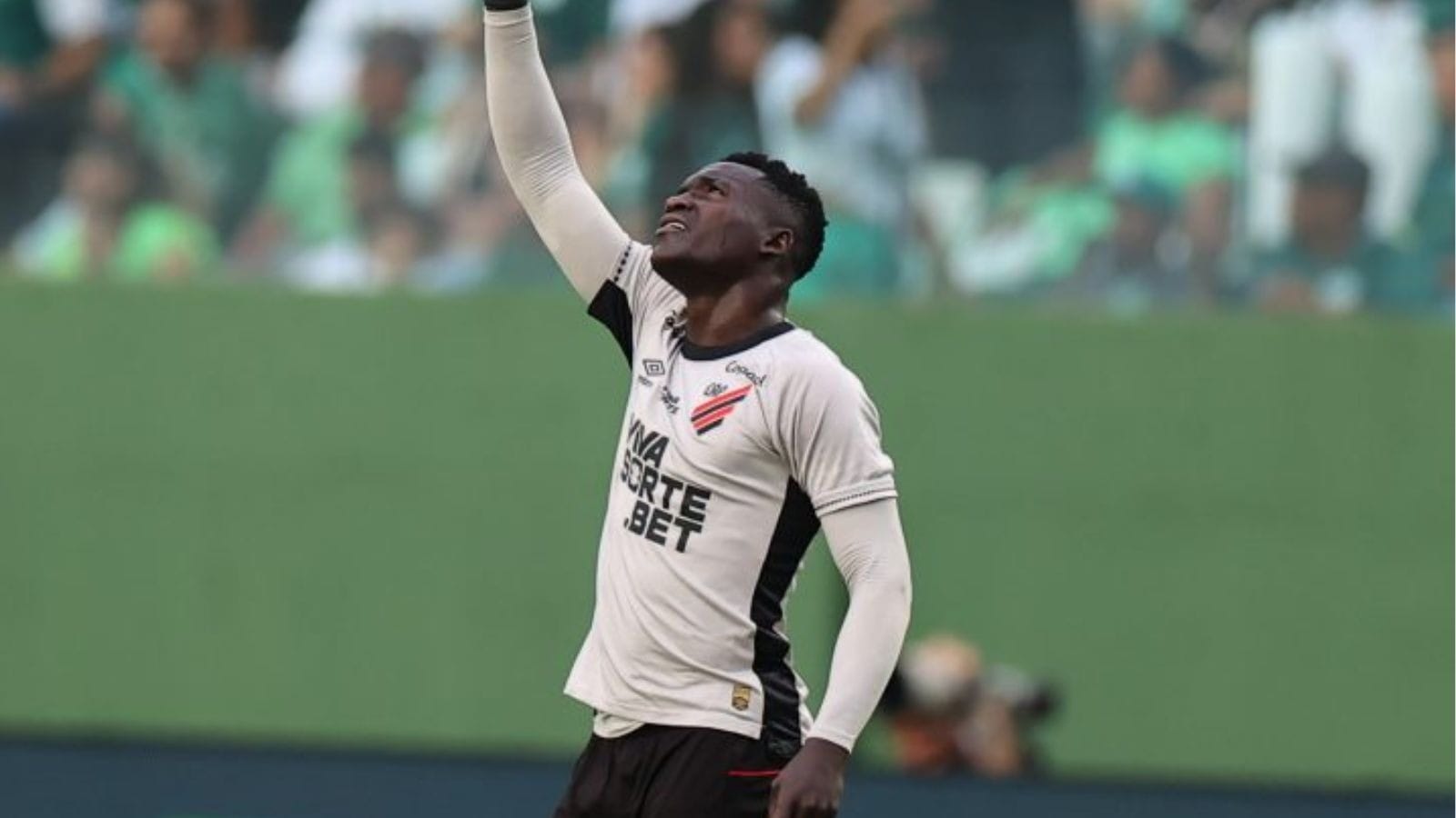 Athletico vence Goiás fora de casa, entra no G-4 e embola briga por acesso na Série B