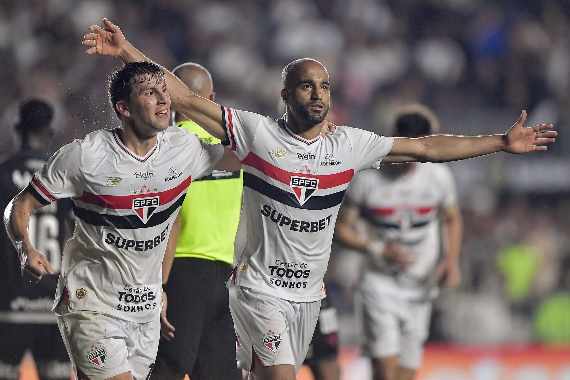 São Paulo resiste à pressão e vence o Vasco em São Januário