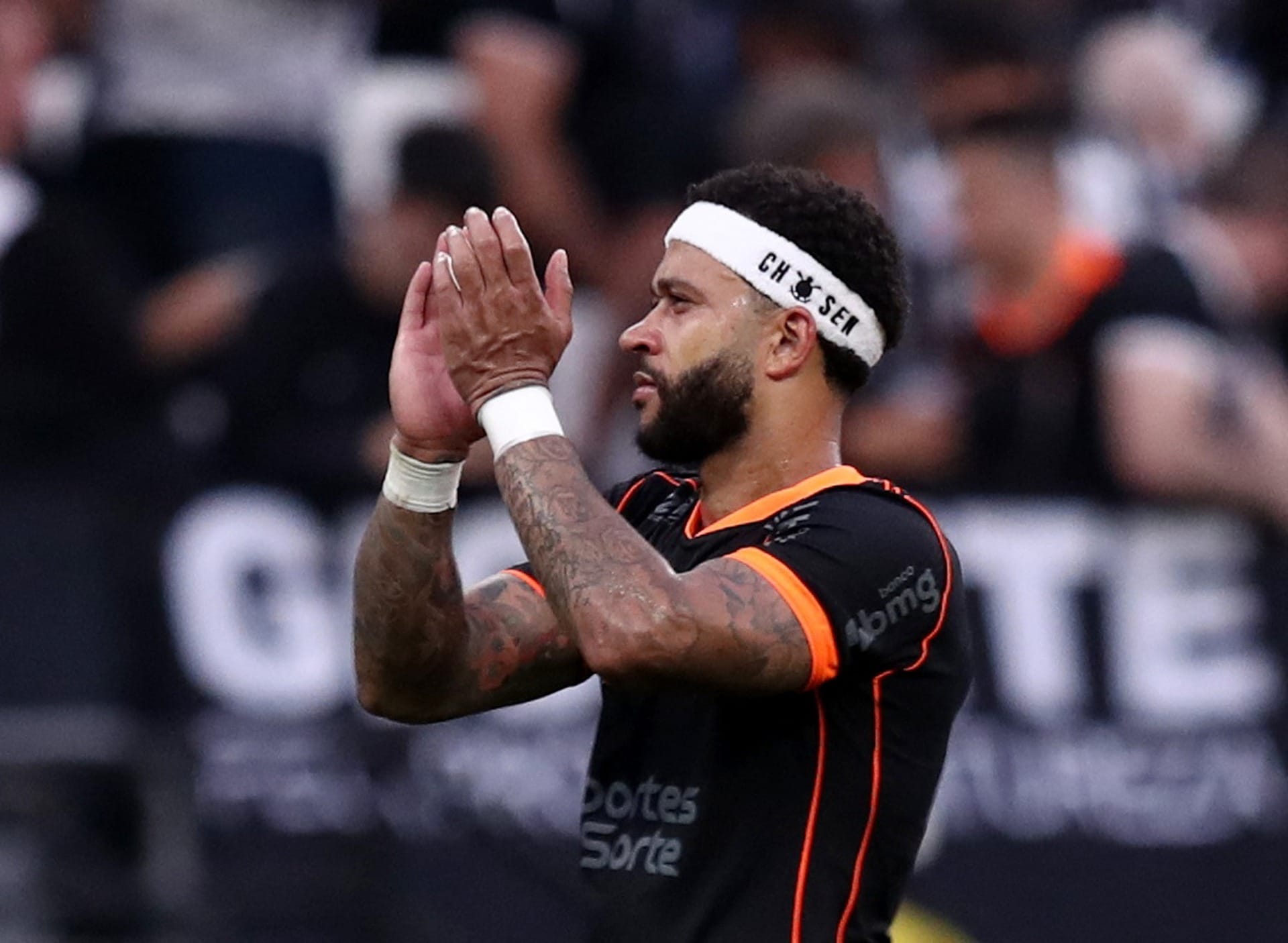 Memphis desencanta, Corinthians vence Grêmio e segue sonhando com Libertadores