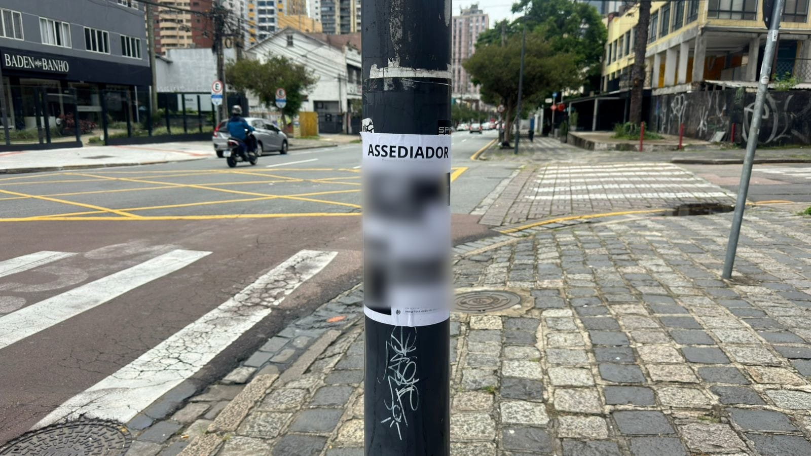 Cartazes com acusações de assédio aparecem em postes de bairros nobres de Curitiba