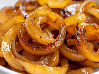 Prepare cebola agridoce e dê um toque gourmet ao hambúrguer