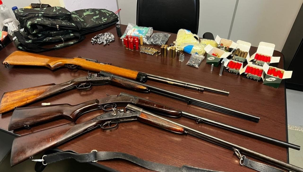 Foram apreendidas armas e munições com o suspeito (Foto/Divulgação)