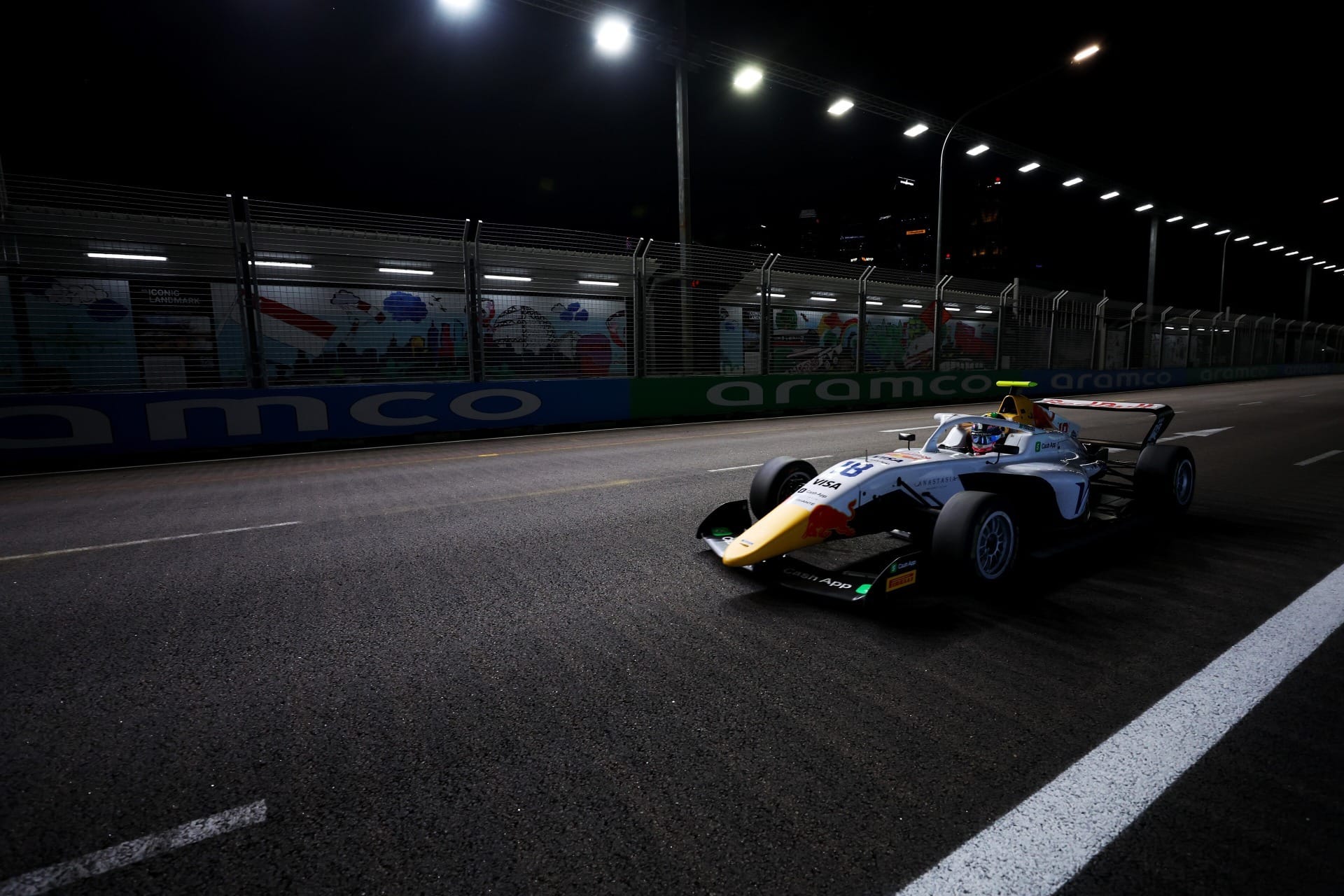 Com apoio da Racing Bulls, Rafaela tem aprendido em 2025 (Imagem: Getty Images/Red Bull Content Pool)