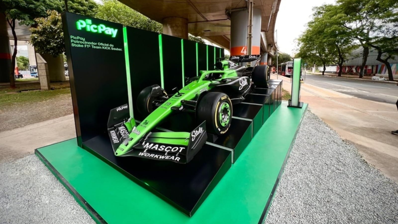 Réplica da Sauber de Gabriel Bortoleto no Terminal Pinheiros, em São Paulo (Imagem: Divulgação)