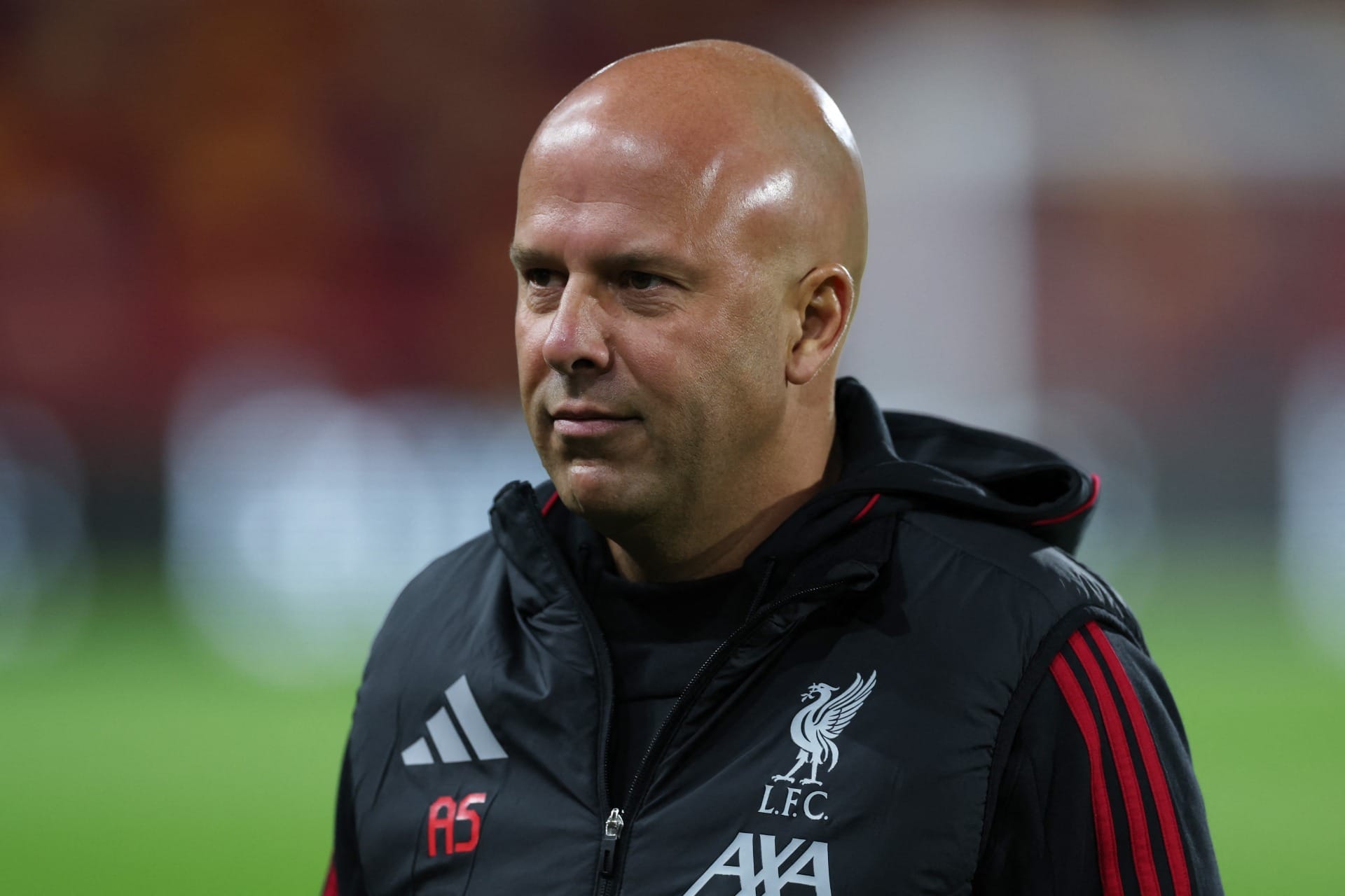 Técnico do Liverpool mostra preocupação com Vini Jr. "Excepcional e rápido como um raio"