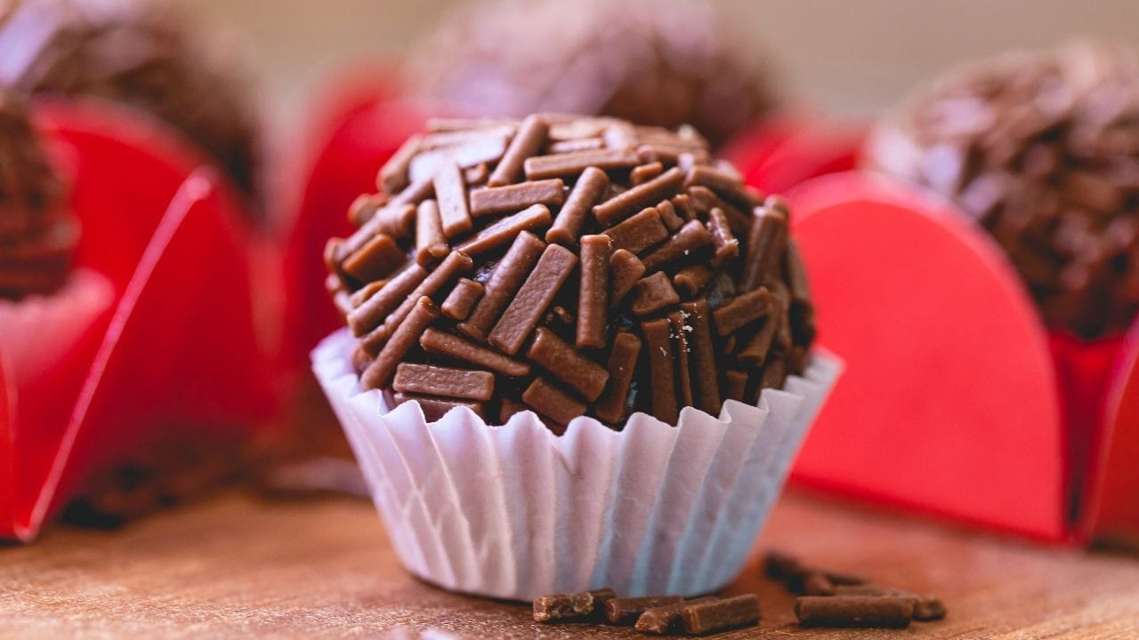 Diga adeus ao brigadeiro tradicional e conheça versões com cerveja e caipirinha