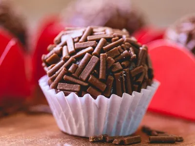 Diga adeus ao brigadeiro tradicional e conheça versões com cerveja e caipirinha
