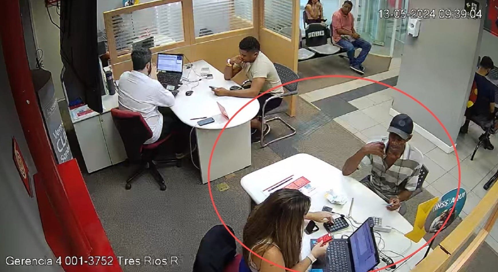 Ex-gerente de banco é presa por desviar R$ 1 milhão em golpes contra idosos em Três Rios