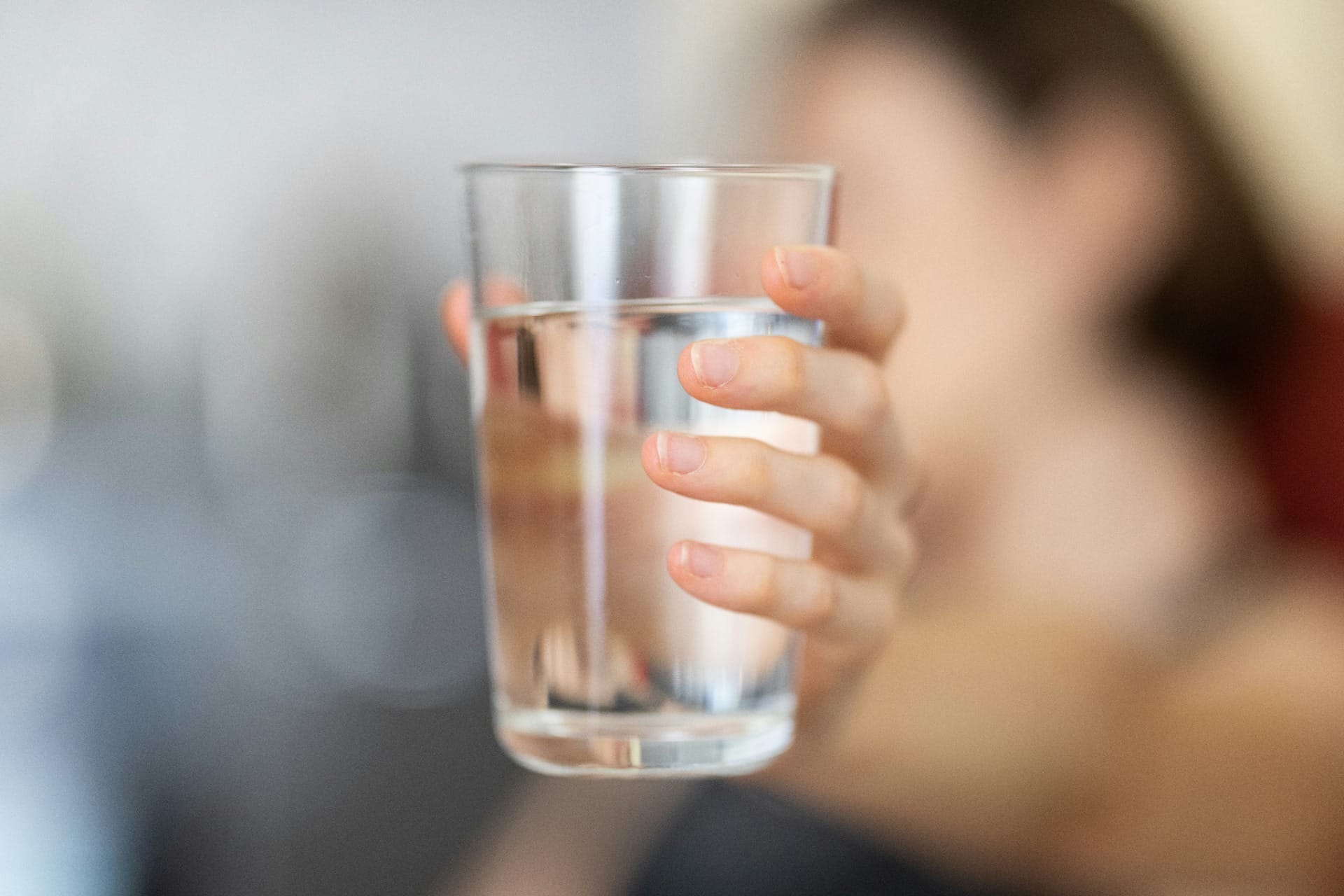 Como beber água corretamente? Saiba a quantidade ideal e dicas para se hidratar mais