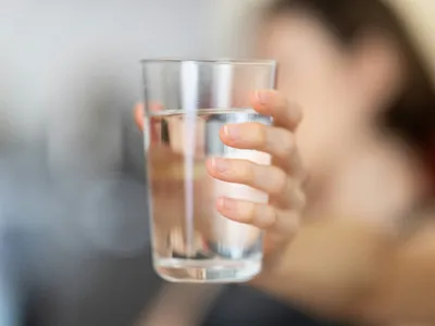Como beber água corretamente? Saiba a quantidade ideal e dicas para se hidratar mais