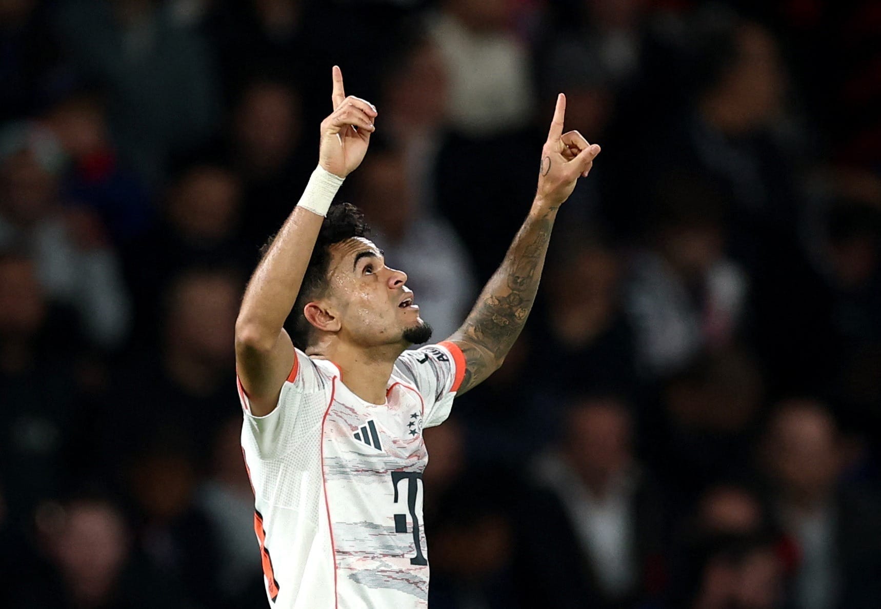 Bayern vence PSG fora de casa, chega a 16 vitórias seguidas e lidera Liga dos Campeões