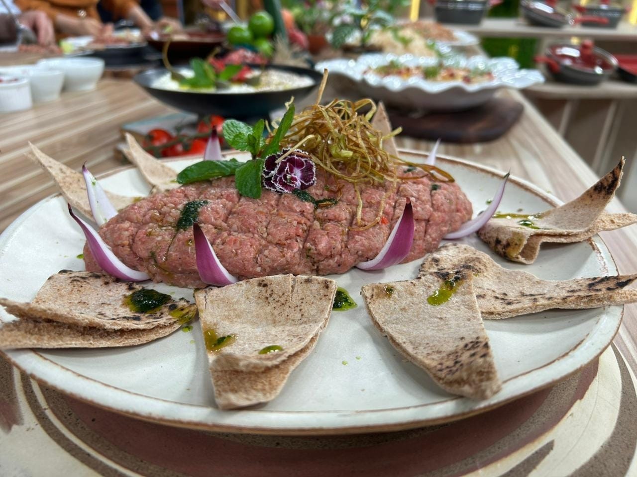 Quibe cru brasileiro com pimenta de cheiro e azeite de coentro do chef Bruno Hashimoto | Band Receitas