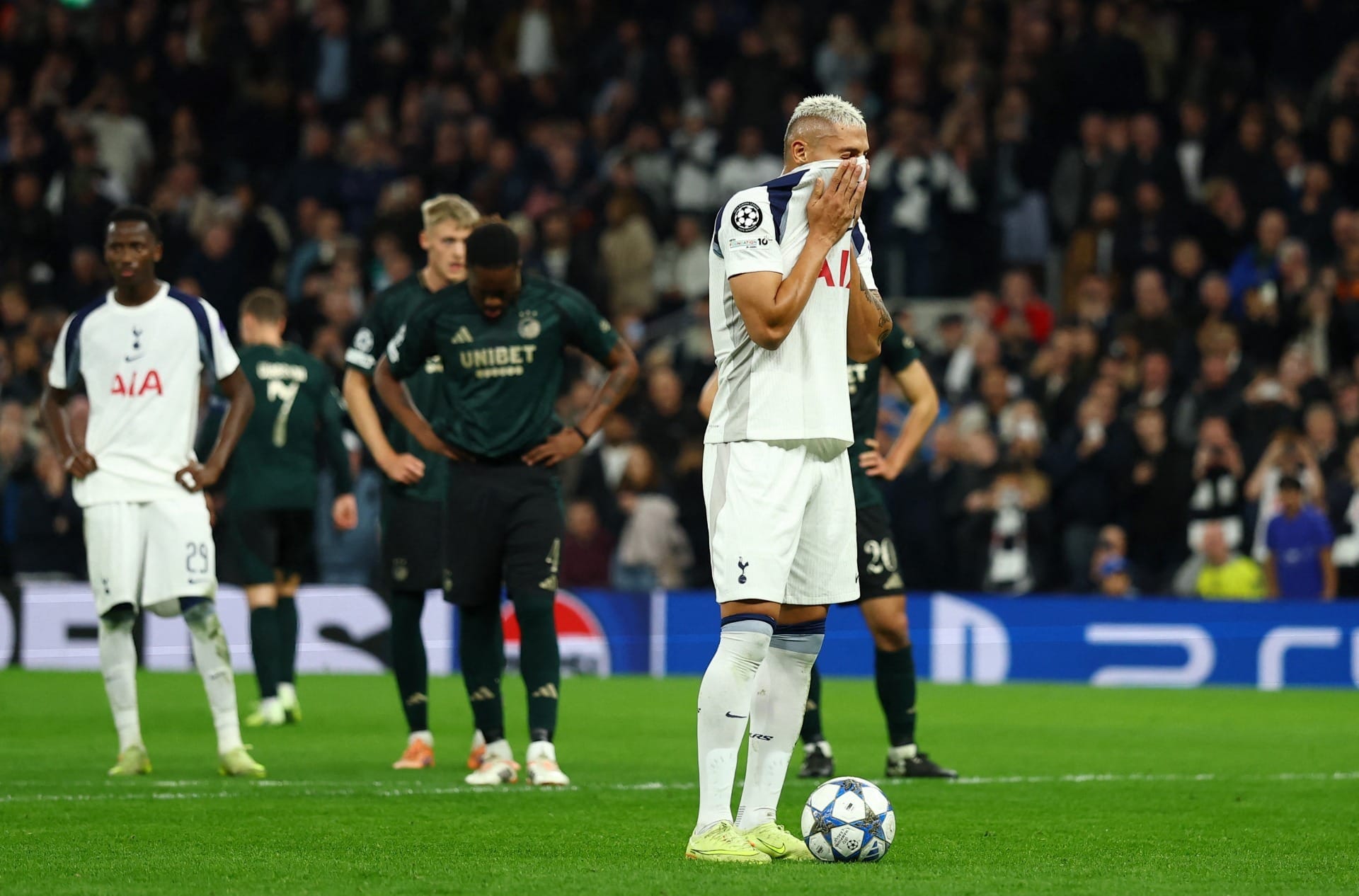 Richarlison desperdiça pênalti nos acréscimos; brasileiros têm noite discreta na Champions