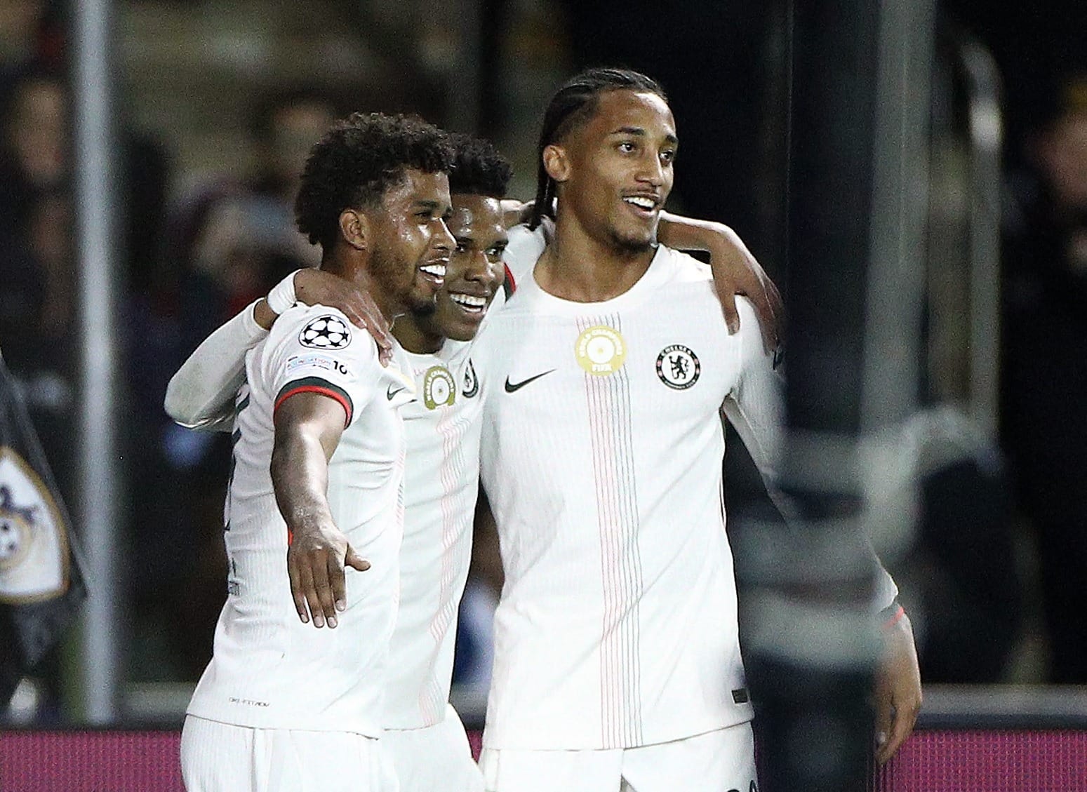 Estevão faz gol, mas Chelsea só empata Qarabag no Azerbaijão