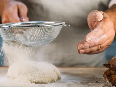 Por que peneirar a farinha de trigo antes de usar é tão importante?