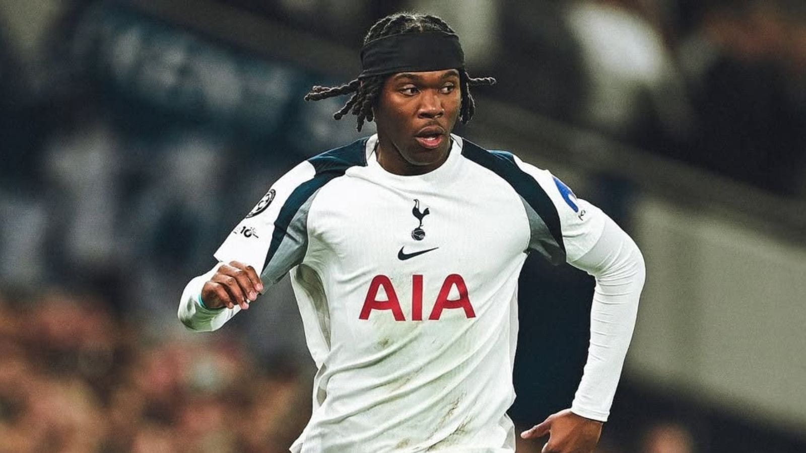 Jogador do Tottenham é ameaçado com arma em Londres; suspeito é preso
