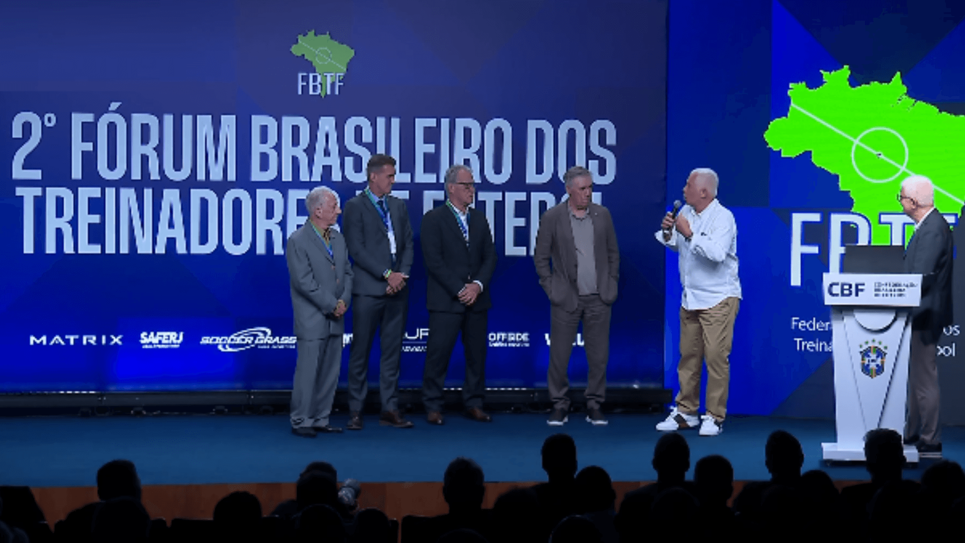 Bernardo Ramos: Quem quer ouvir os decadentes Oswaldo de Oliveira e Leão?