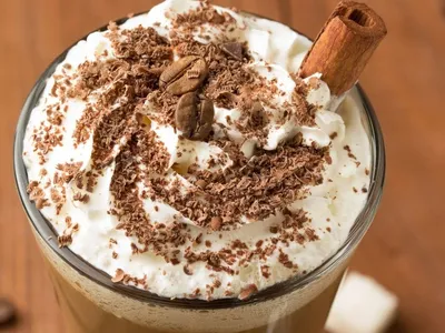 Espuma de iogurte vai bem com frutas e é opção ao sorvete; aprenda a fazer