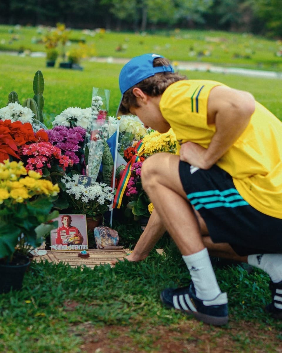 Kimi Antonelli, da Mercedes, visita túmulo de Ayrton Senna: "Lugar especial"