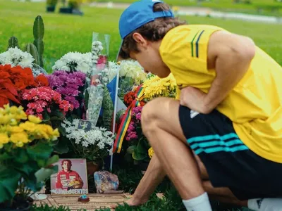 Kimi Antonelli, da Mercedes, visita túmulo de Ayrton Senna: "Lugar especial"
