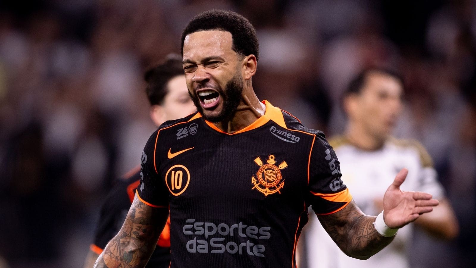 Corinthians pede para Memphis Depay deixar hotel de luxo e negocia dívida milionária