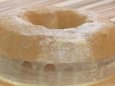 Explosão de sabor: bolo vulcão de doce de leite leva canela na massa