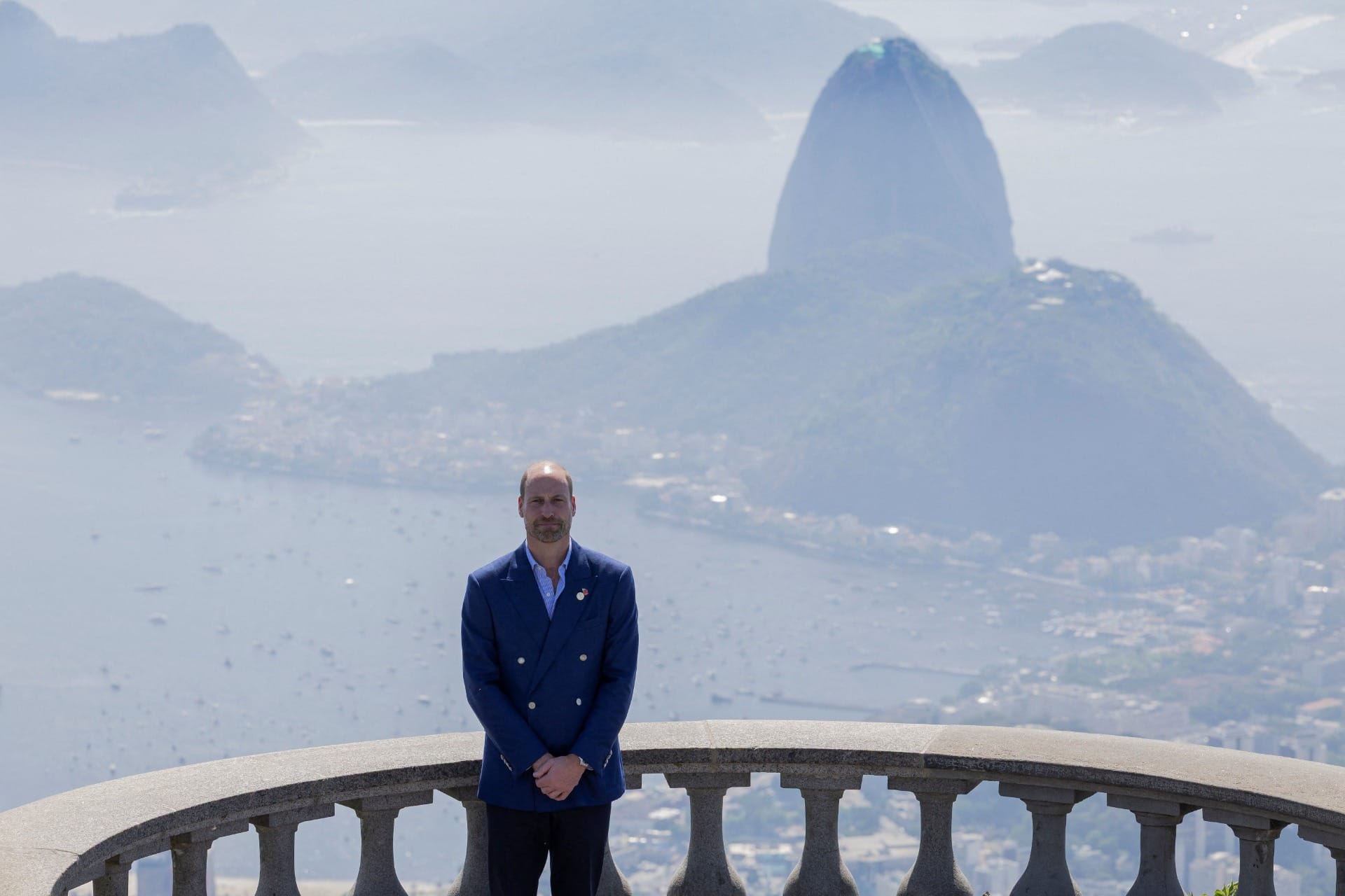 Príncipe William recria foto da mãe, Diana, 34 anos após visita da princesa ao RJ