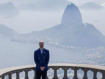 Príncipe William recria foto da mãe, Diana, 34 anos após visita da princesa ao RJ