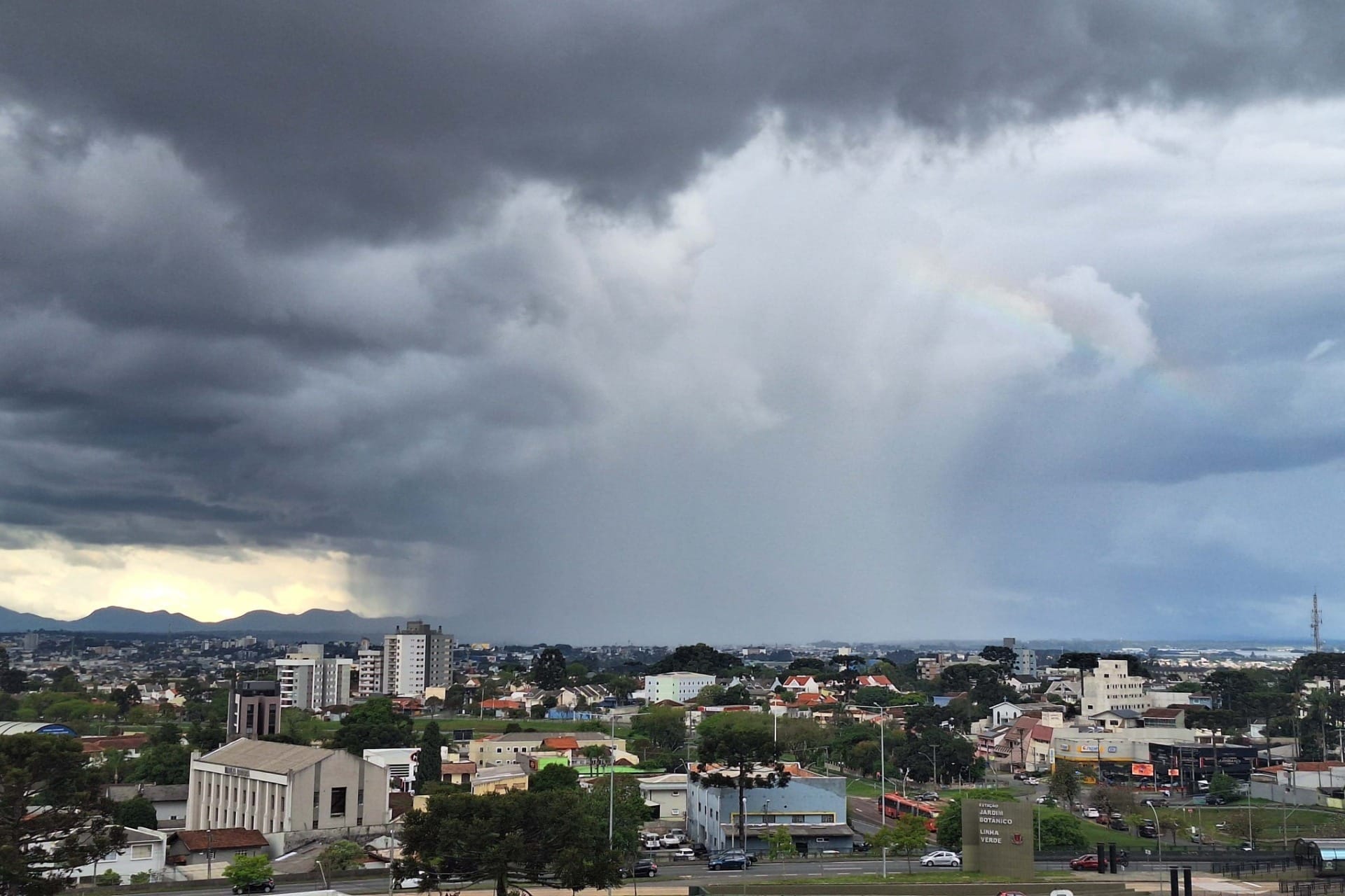 Primavera começa com chuva e alerta para tempestade no Vale do Paraíba