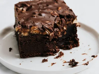 Café e avelã são ótima combinação e ficam perfeitos em um clássico brownie