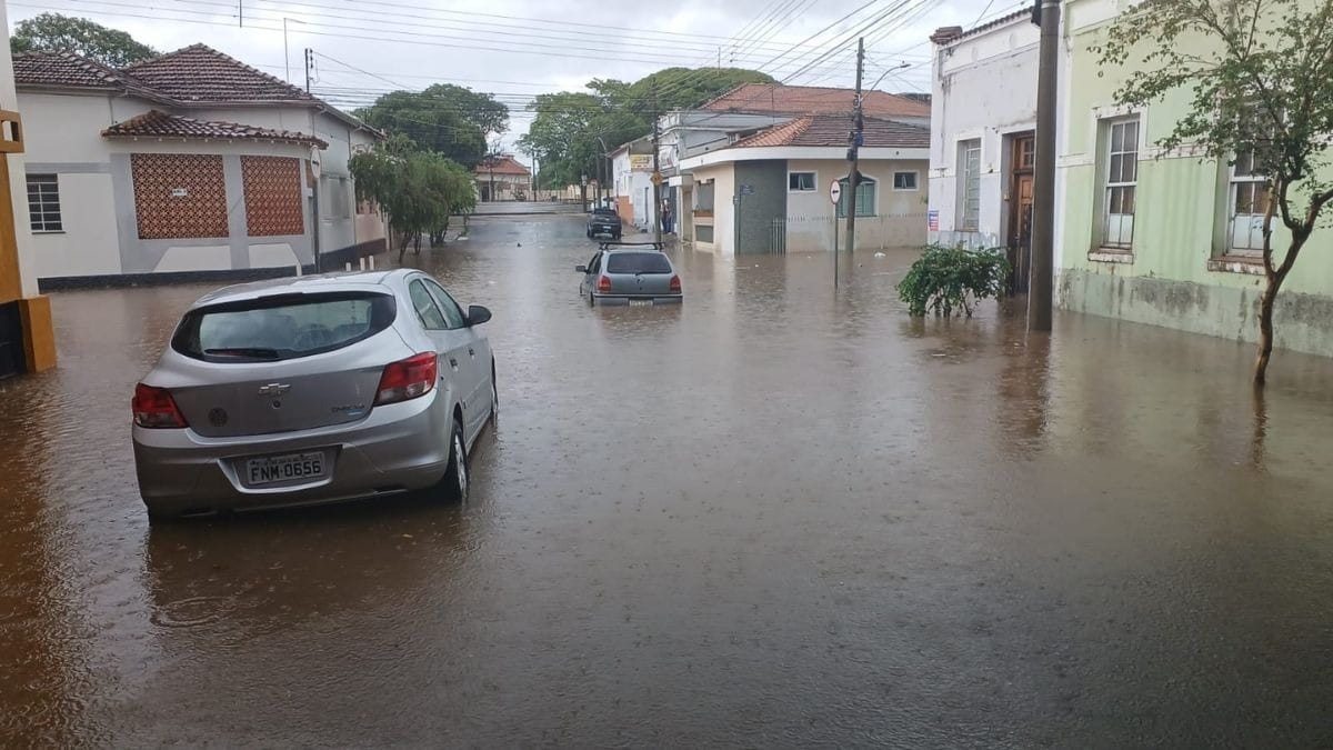 Chuva intensa persiste e ZCAS causa alerta de temporais em várias regiões