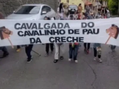 Cidade mineira tem cavalgada de cavalinhos de pau
