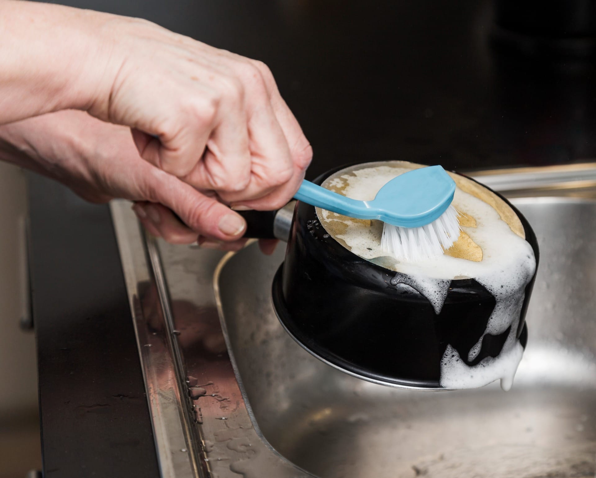 Panela queimada? Veja truques caseiros que vão deixá-la novinha em poucos minutos