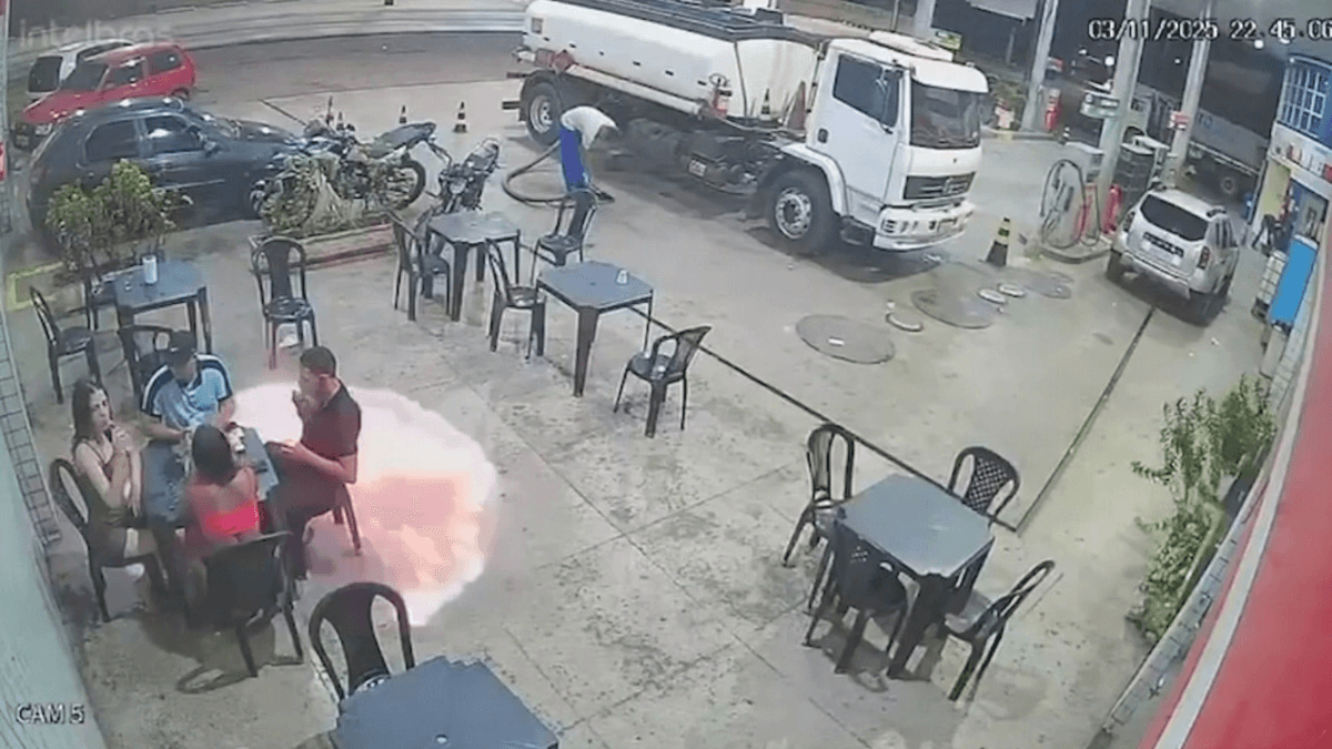 Vídeo: homem ascende cigarro e causa incêndio em posto de combustíveis no MA 1