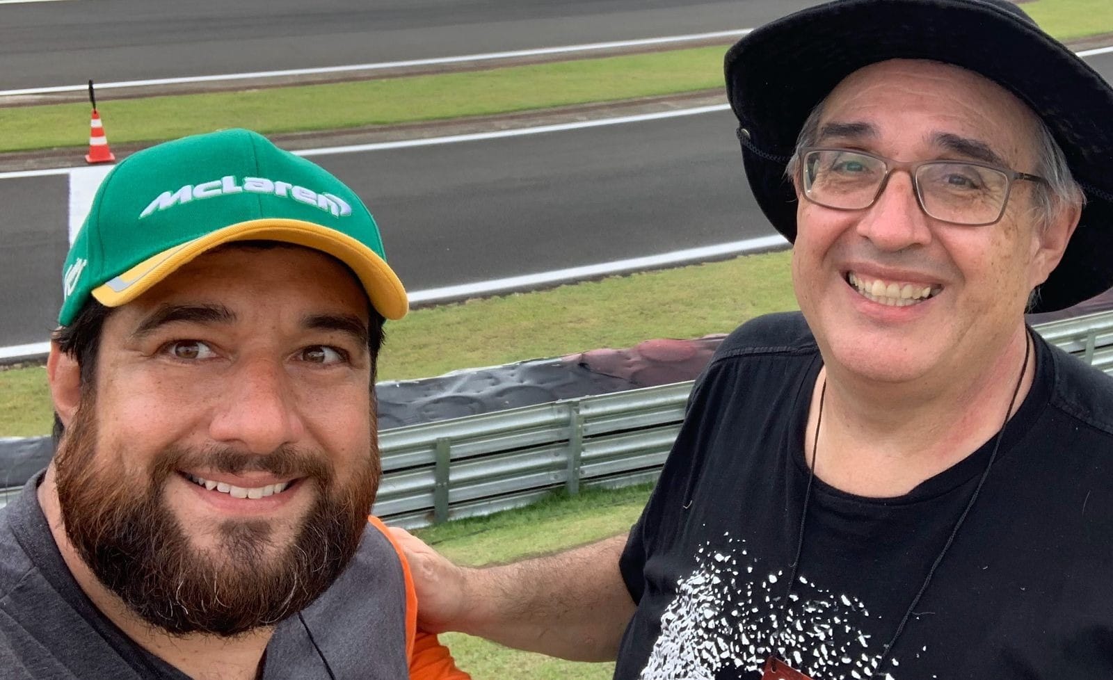Após 30 GPs juntos, fã de F1 perde o pai, mas vai para Interlagos e se emociona