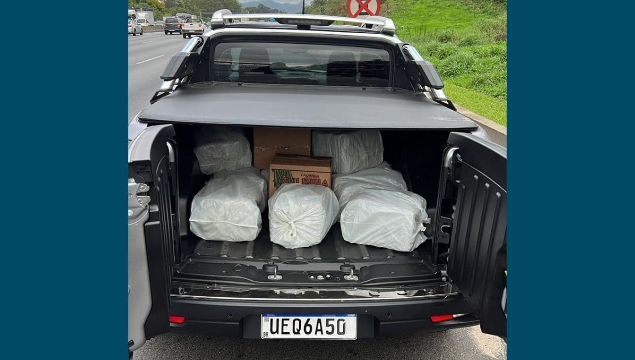 Droga estava escondida na caçamba do veículo (Foto/Divulgação)