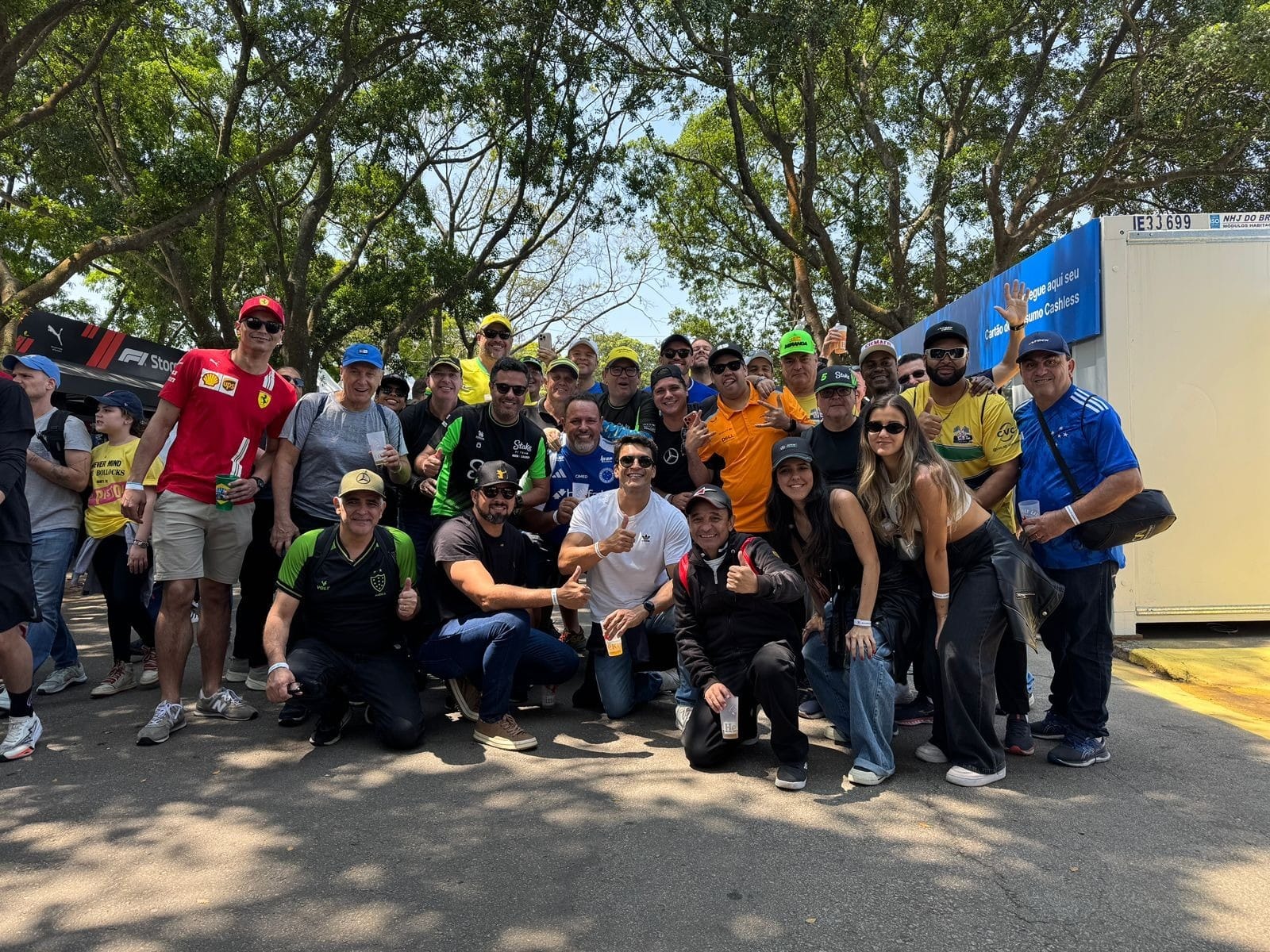 Fãs de Fórmula 1 jogam cinzas de amigo em Interlagos: "Ele está com a gente"