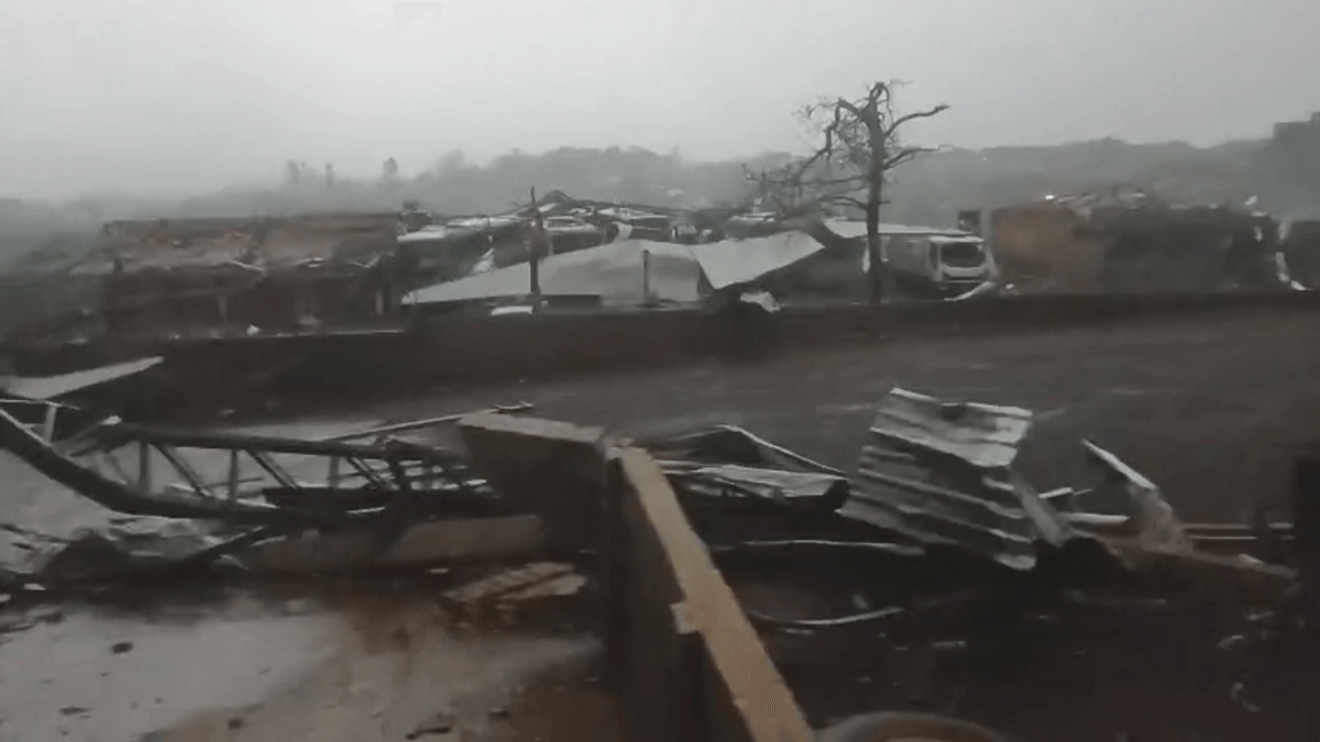Passagem de tornado deixa quatro mortos e mais de 100 feridos no interior do PR