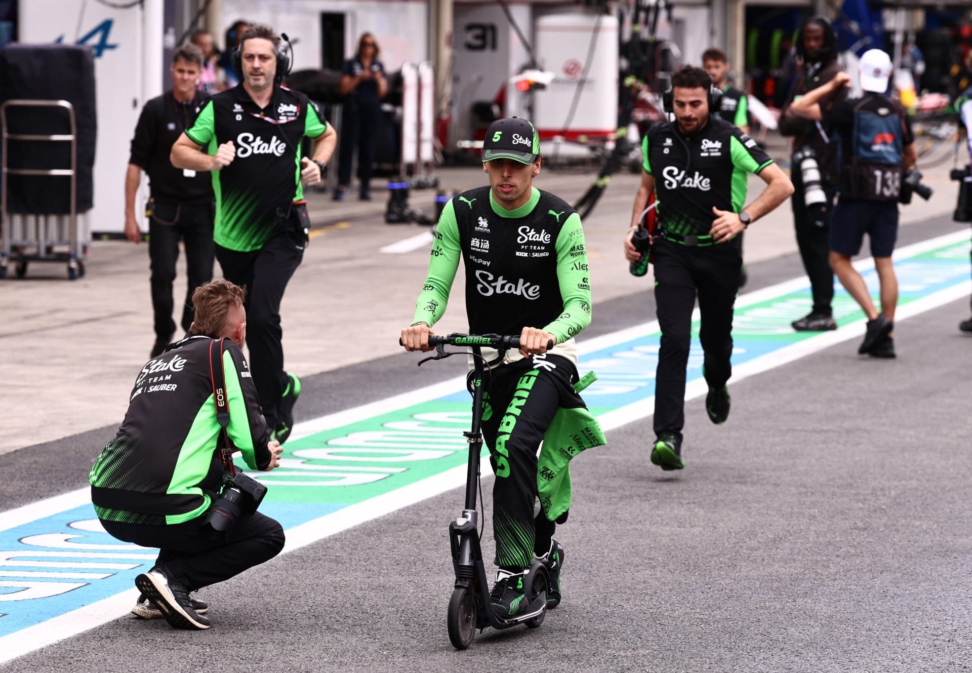 Bortoleto larga dos boxes no GP de São Paulo após carro não ser consertado a tempo 1