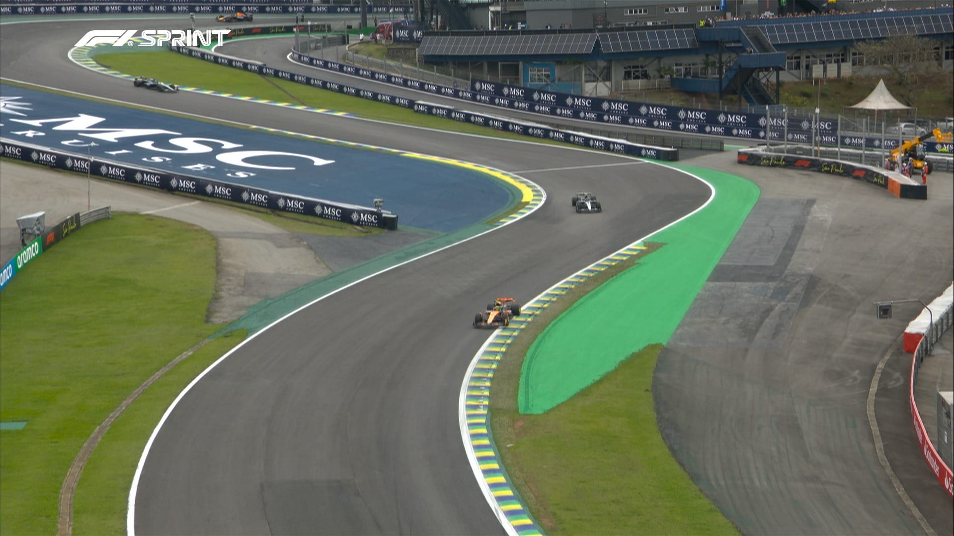 Lando Norris (McLaren) e Andrea Kimi Antonelli (Mercedes) na corrida sprint do GP de São Paulo 2025