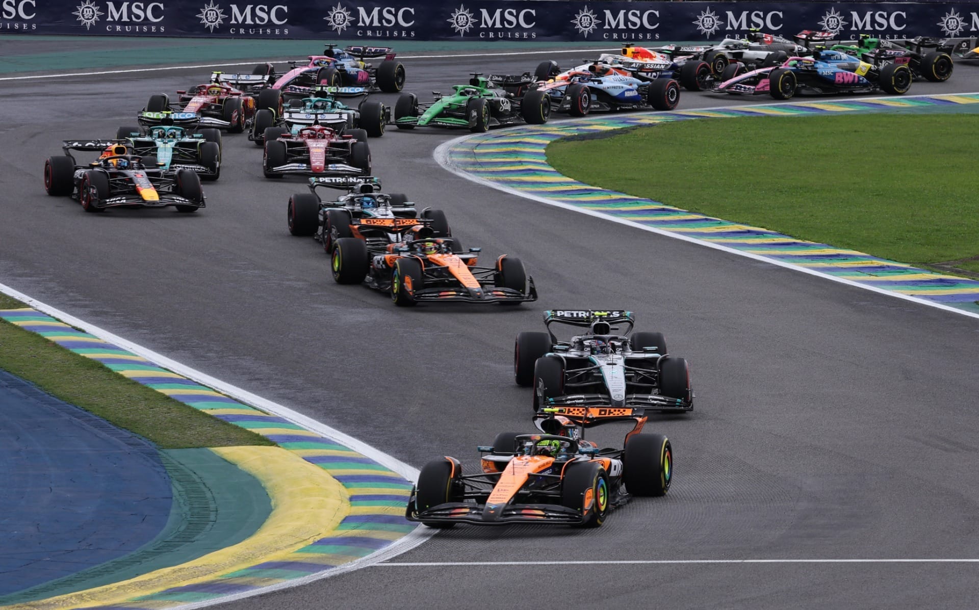 Lando Norris (McLaren) lidera corrida sprint do GP de São Paulo 2025
