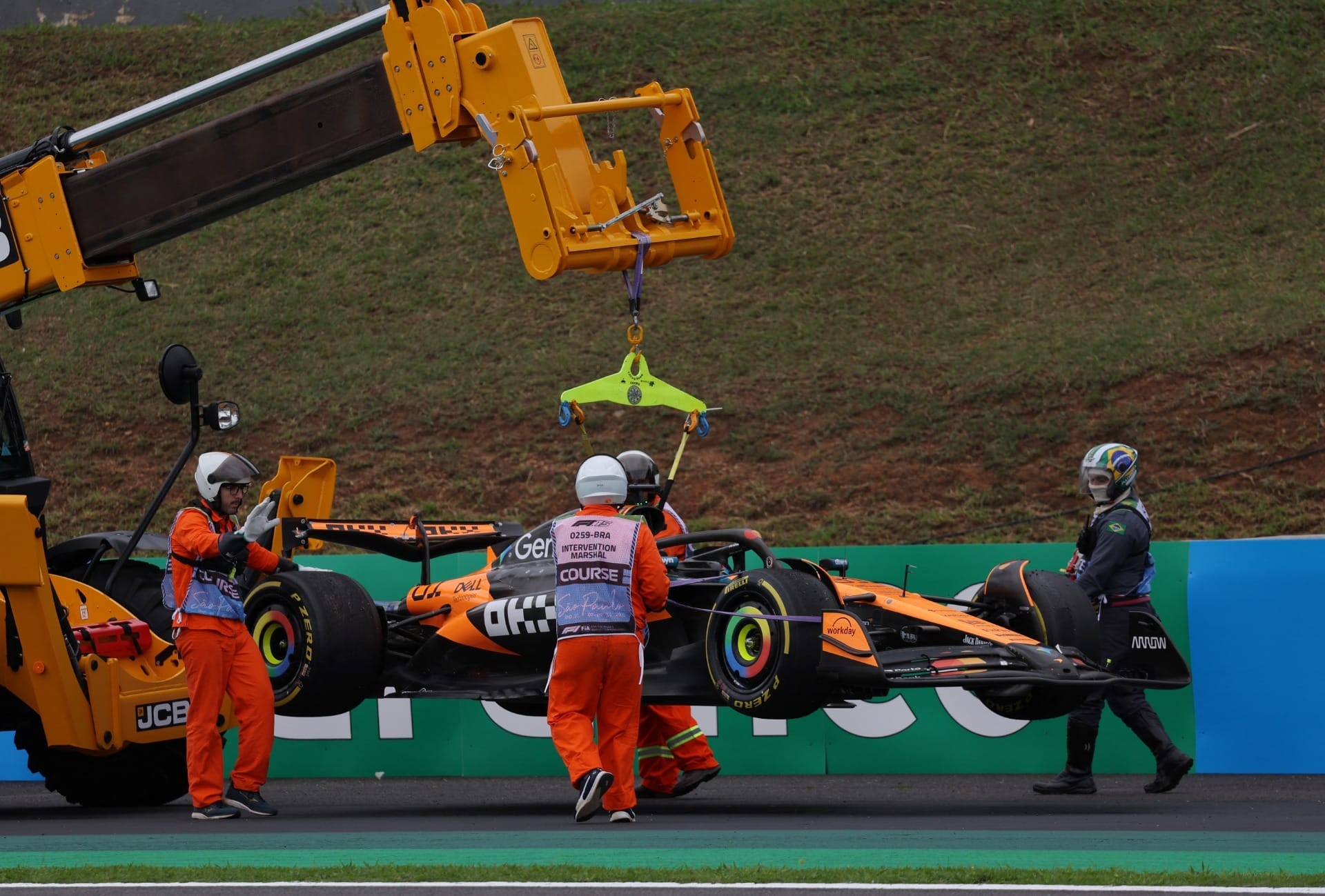 Oscar Piastri (McLaren) abandona GP de São Paulo 2025 após acidente