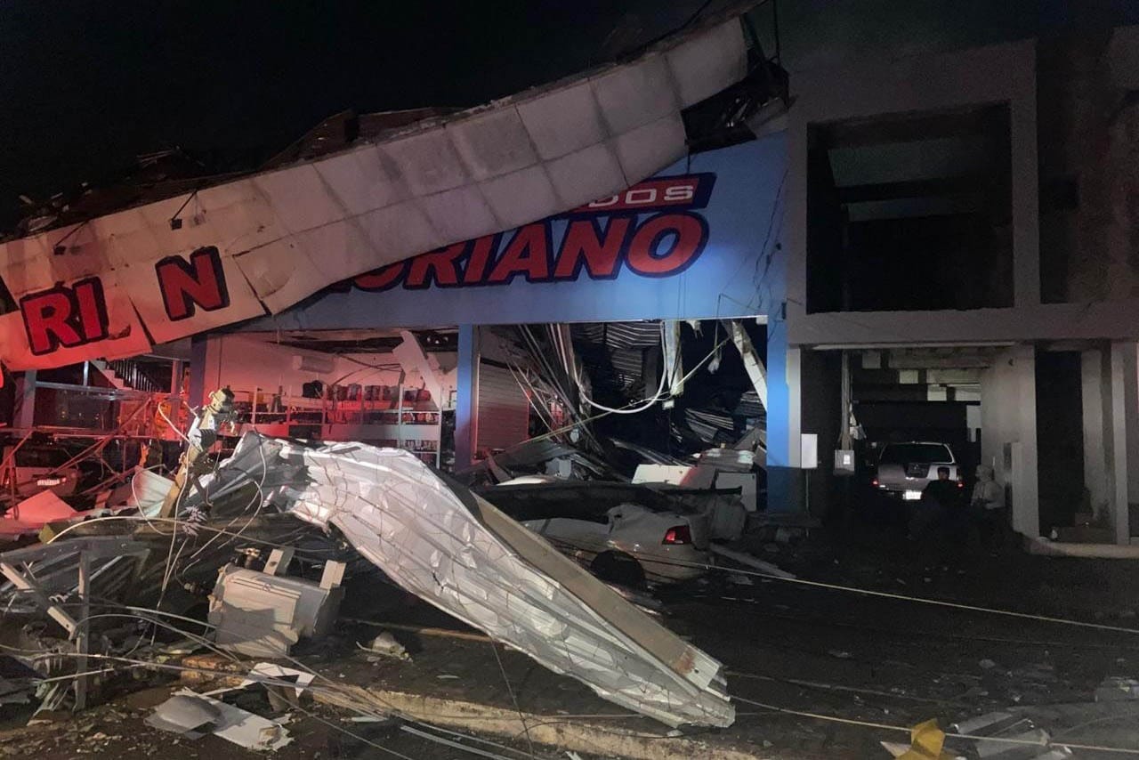 Tornado deixa até prefeitura sem telhado; veja quais foram as cidades mais atingidas