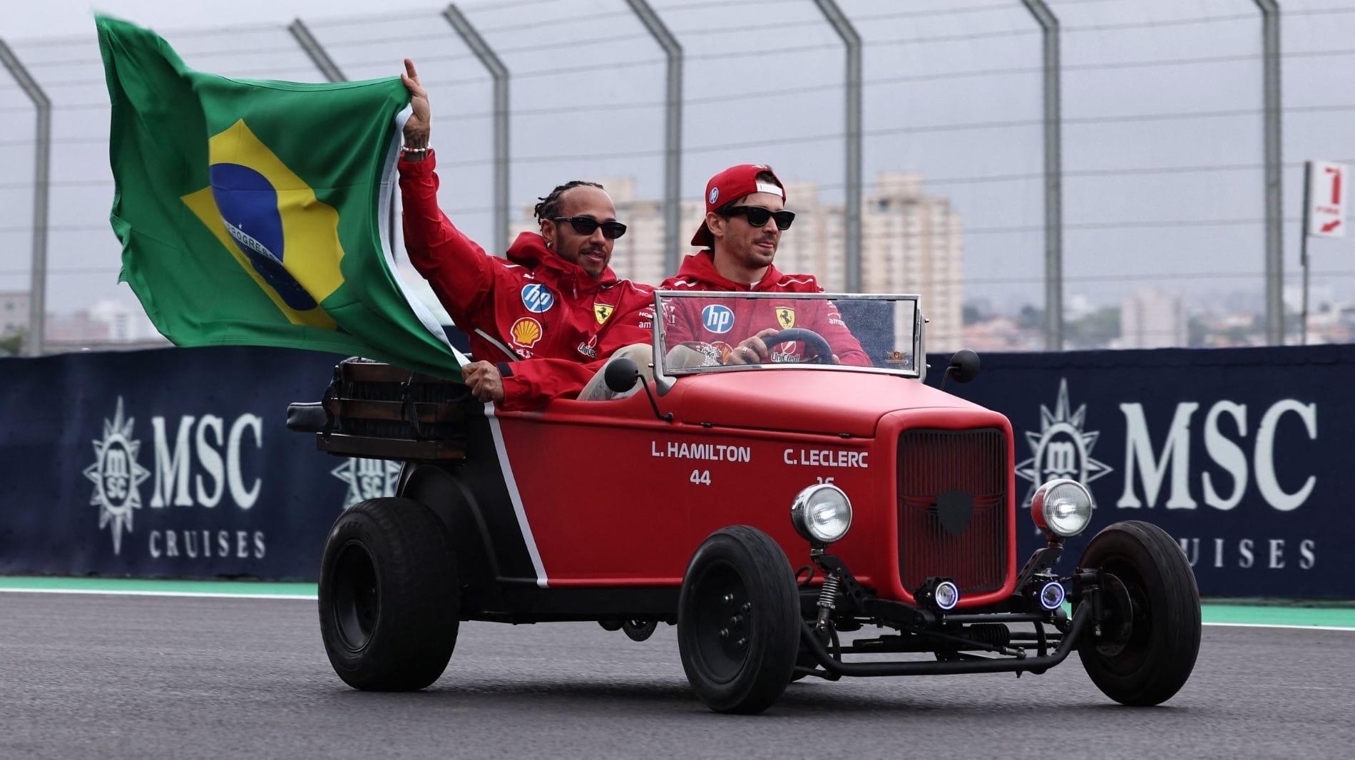 Pilotos da Fórmula 1 dirigem carros em miniatura em Interlagos e agitam público