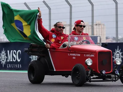 Hamilton e Leclerc pedem união na Ferrari após críticas de presidente: “Unidos até o fim”