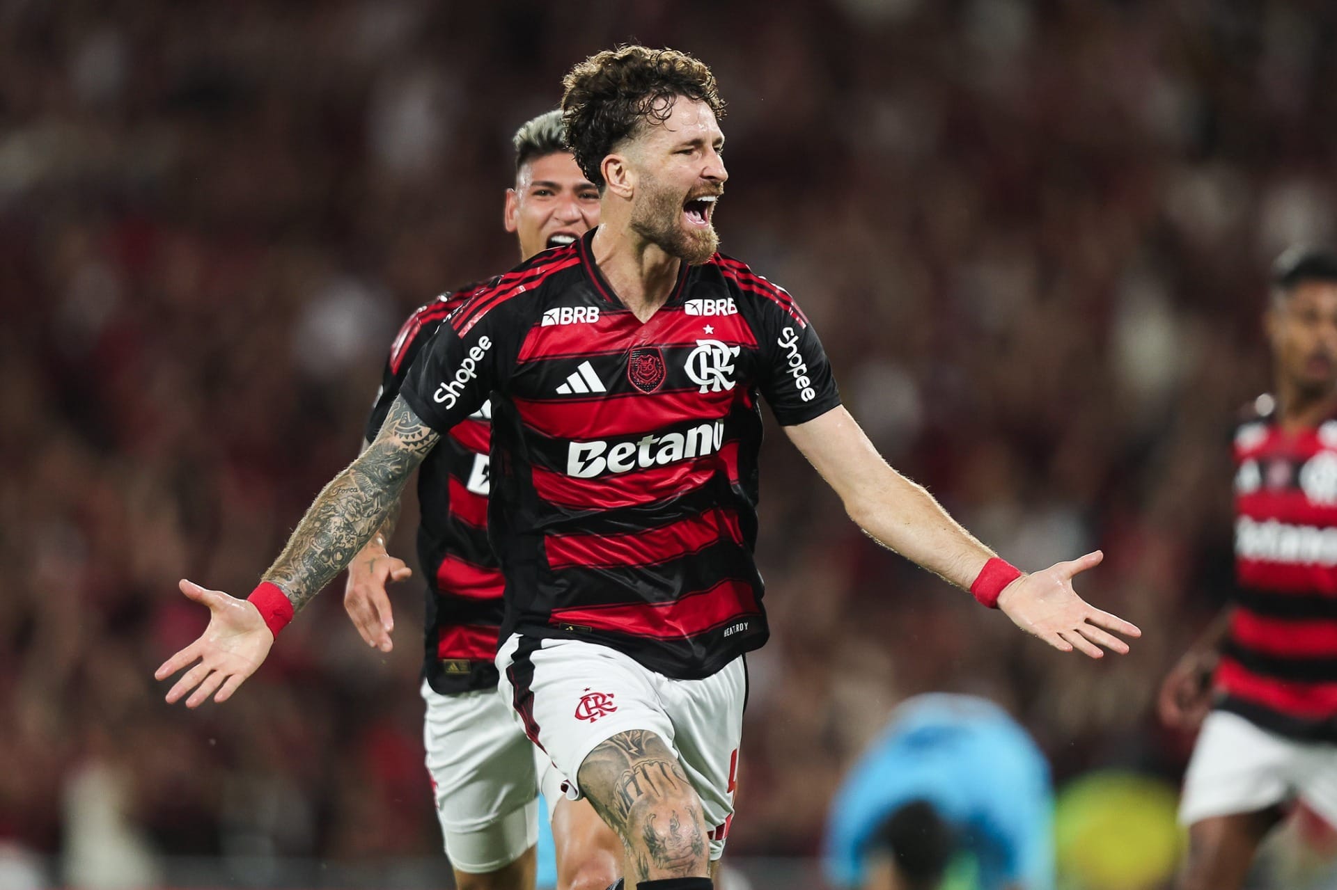 Com Neymar "sumido", Flamengo bate Santos e segue perto do líder