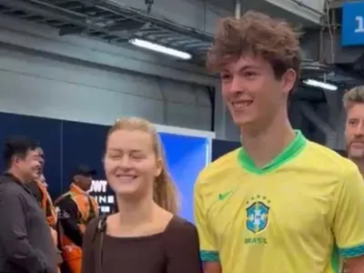 Cercado de fãs, Bearman chega a Interlagos com camisa de ex-craque da Seleção Brasileira