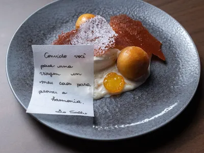 Babas ao rum com arroz doce, kinkan caramelizada e gelato de especiarias | Band Receitas