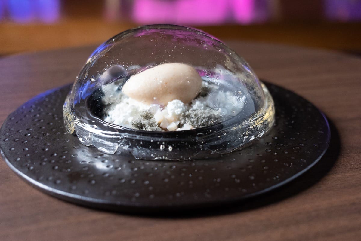 Bolo de gergelim preto com vieiras no yuzu, esferas de lichia, espuma de gengibre, toffee de missô e sorbet de pera | Band Receitas