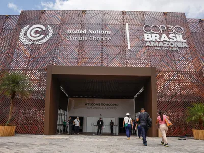 Robô autônomo e solar do agro brasileiro economiza 90% de herbicida na COP30